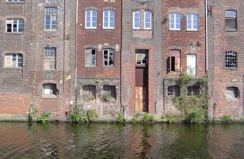 Fenster; altes Speichergebude im Harburger Binnenhafen, 2004;
      Photo: Friedhelm Peper, 2004