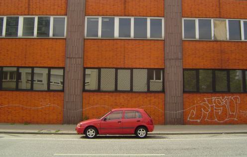 Rotes Auto,Schlossstrasse, Harburg; Juli 2004;
      Photo: Friedhelm Peper, 2004