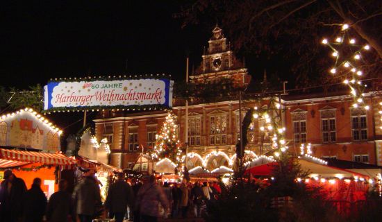 Weihnachtsmarkt vor dem Harburger Rathaus am 27.11.2004;
      Photo: Friedhelm Peper, 2004