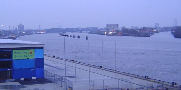 Die Elbbrücken und das Hamburg Cruise Center im Morgengrauen; Hamburg, 30.Dezember 2004, Photo: Friedhelm Peper